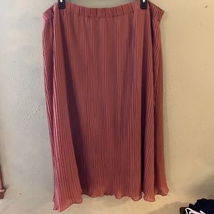 Pleated pink skirt